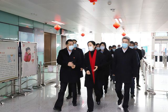 市領(lǐng)導(dǎo)至車站走訪慰問和疫情防控、保供應(yīng)保安全保暢通工作督查