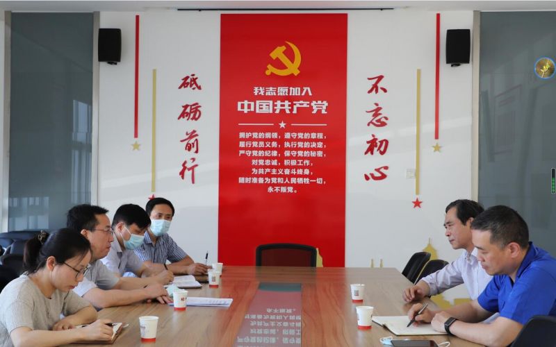 局領(lǐng)導(dǎo)至常運集團對先進(jìn)典型全國勞模喬森進(jìn)行回訪