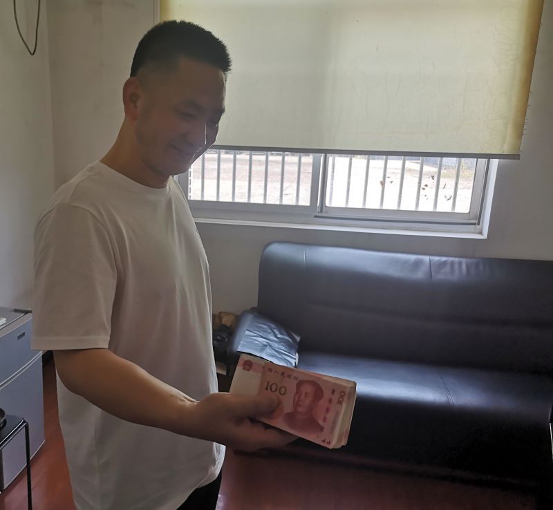 點贊！拾金不昧好的哥 萬元現(xiàn)金物歸原主